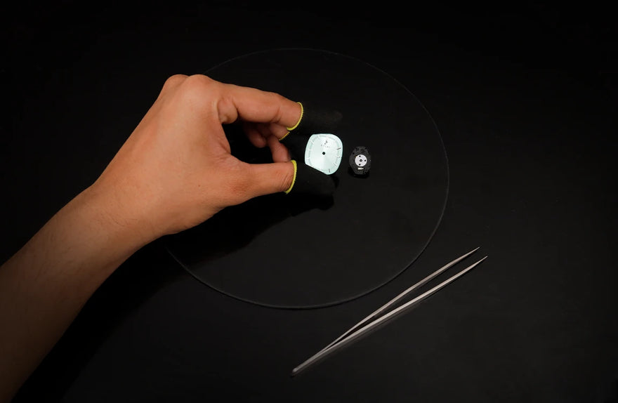 Ellore Pistara Silver watch dial, featuring clear readability and refined design.